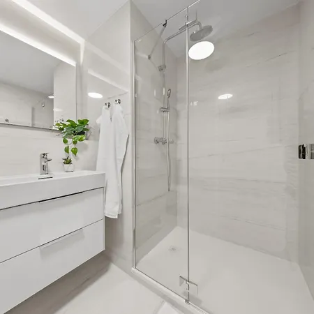 X34th Floor - Touch The Clouds In The Tallest Building In Eurovea Apartment *